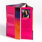 Texte: Dialog über eine Verwechslung mit "Milo". Info über Andrea Mara, Bestsellerautorin. Foto einer Frau im blauen Kleid. 