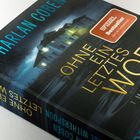 Text: "Harlan Coben, Ohne ein letztes Wort, Thriller." Abgebildet ist ein Buchcover mit einem beleuchteten Haus bei Nacht.