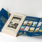 Buch Werbung mit mehreren Lucinda Riley Titeln, blauer Hintergrund mit goldenen Blumenmustern, Broschüre und Buchcover.