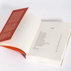 Ein aufgeschlagenes Buch, Inhaltsverzeichnis: Themen wie Armut, Geburt, Wohnen; roter Klappentext mit langer Beschreibung.