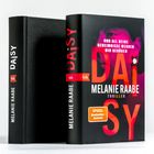 „DAISY“, Melanie Raabe. „Und all deine Geheimnisse werden mir gehören“. Zwei Bücher mit buntem Cover, btb-Logo.
