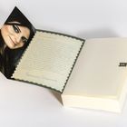 Ein Buch mit einem Vorwort der Autorin Francesca Giacomone. Links daneben ist ihr Porträt zu sehen.