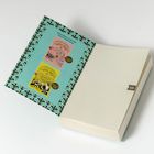 Ein Buch hat einen hellen Umschlag mit „btb“ Logo innen. Werbung für „MISS BEE“-Bücher auf pinkem und gelbem Hintergrund.