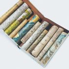 Eine Sammlung von gerollten Landkarten in einer offenen Box. Jede Karte zeigt detaillierte geografische und topografische Merkmale.