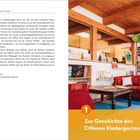 Text: "Zur Geschichte des Offenen Kindergartens". Wohnzimmerähnlicher Raum mit Bücherregalen, roten Sesseln und Tisch.