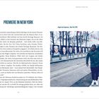 „PREMIERE IN NEW YORK“ und „Gegen das Vergessen“, New York 2018. Linke Seite: Text über Schwierigkeiten zur Ausstellung. Rechte Seite: Person mit erhobener Faust vor Plakaten mit Porträts.