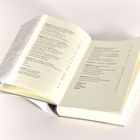 Offenes Buch mit Inhaltsverzeichnis, Einträge wie "Kapitel 4: Kinder und Jugendliche" und "Kapitel 9: Wirkliche Gefahren der KI".