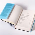 Links ein blauer Text, rechts das Inhaltsverzeichnis eines Buches mit drei Hauptkapiteln.