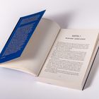 Ein Buch liegt geöffnet auf, links blauer Umschlag, rechts "Kapitel 1: Was uns trennt – Gedanken zu Grenzen".