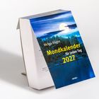 Text: „Helga Föger, Mondkalender für jeden Tag 2027“. Ein Buch auf einem Ständer, Cover mit Vollmond über einem Wald.