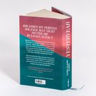 Buchtitel: "YESTERYEAR". Rückseite: "IHR LEBEN IST PERFEKT. SOLANGE MAN NICHT HINTER DIE KULISSEN SCHAUT."