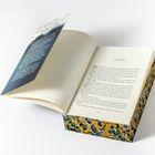 Ein aufgeklapptes Buch mit dem Kapitel "PHOBOS". Ein eingeklebtes Blatt trägt die Überschrift "DER KÖNIG IST TOT".