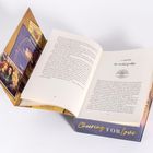 „Cheering for Love“ steht auf dem Buchrücken. Innen: Text auf zwei Seiten, Kapitelbeginn „1. KAPITEL the hardest goodbye“. Links eine Illustration mit drei Menschen.