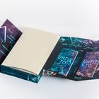 Texte: "Die 'Besten Society'-Reihe", "UNFIT TO Trust", "UNFIT TO Save", Erscheinungstermin. Aufgeschlagenes Buch mit Umschlag.