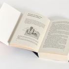 Links: "Warum wir ungewisse Belohnungen lieben". Diagramm einer Versuchsanordnung mit Hebel und Belohnung.