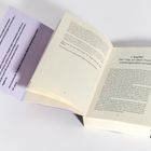 Ein Buch mit Einschüben auf lila Papier. Kapitelüberschrift: "Der Tag, an dem Trump wiedergewählt wurde".