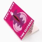 Buchtitel in Großbuchstaben: "DON'T MISS THE CLITORIS". Pinker Hintergrund mit stilisierter grafischer Darstellung.