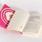 „Jetzt habe ich aber gesündigt, morgen muss ich joggen.“ Es ist ein Problem, wie wir über Essen reden. Offenes Buch, bunte Innenseite.