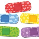 Fünf bunte Pflaster mit Mustern: Herzen, Wolken, Blumen, Blätter und Sterne, in Rot, Blau, Gelb, Grün und Lila.