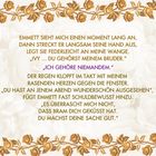 Text auf hellem Hintergrund mit Rosenmuster: Dialog über Zugehörigkeit und Geheimnisse, regnerische Stimmung beschrieben.