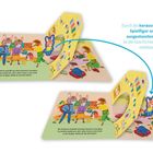 Durch die herausnehmbare Spielfigur und die ausgestanzten Seiten ist die Geschichte interaktiv erlebbar. Illustration: Ein Eselchen wird von einer Erzieherin freundlich begrüßt.