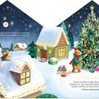 Illustration: Winterlandschaft mit festlicher Szene, Tieren, geschmücktem Tannenbaum und Geschenken vor Häusern im Schnee.