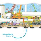 Große Windkraftmontage, viele Menschen und Fahrzeuge, dazu Aufbau von Windkraftanlagen mit Kränen und Lastwagen.