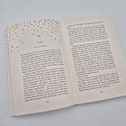 Seite 222-223 aus einem Buch. Kapitel 43: FLYNN. Vor zwei Wochen. Buch in heller Umgebung geöffnet.