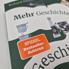 Text: "Mehr Geschichten aus", "SPIEGEL Bestseller-Autoren". Abbildungen: Tasse, Auto, Zapfsäule.