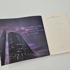 "Dies ist unsere zweite Nacht..." Vor einem dunklem Himmel sind drei moderne, beleuchtete Wolkenkratzer zu sehen.