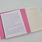 Links ein pinker Hintergrund mit einem Textbrief an Leser:innen; rechts ein leeres Blatt mit „Beth O'Leary“ und Titel.