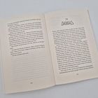 Seite 222: Text über eine dramatische Entwicklung.
Seite 223: Überschrift "DAMALS", beschreibt ein Büro und Chaos.