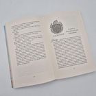 Kapitel 11: Elternbesuch und Pokerabend. "LILIENHOF". Das Bild zeigt zwei offene Buchseiten. Links Text, rechts Überschrift.