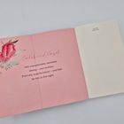 Links rosa Hintergrund mit Blume, Text: "Caleb und Hazel. He’s unpredictable, desirable, daring – and reckless..." Rechts leer.