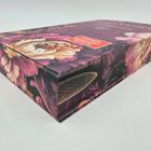 "Spiegel Bestseller-Autorin" steht in einem roten Quadrat auf einer dekorativen Box mit floralen Mustern in Lila und Gold.