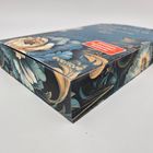 Exklusiv Bestseller Autorin. Dunkle Schachtel mit floralen Mustern in Blau- und Beigetönen.