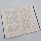 Das Buch zeigt zwei geöffnete Seiten mit den Nummern 74 und 75. Der Text beschreibt Szenen in einem Café.