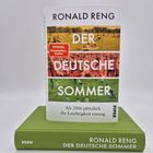 "RONALD RENG DER DEUTSCHE SOMMER Als 2006 plötzlich die Leichtigkeit einzog." Buch auf grünem Einband.