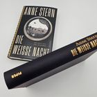 Text: "Anne Stern, Die Weisse Nacht, Der erste Fall für Lou & König, Piper." Buch mit schwarzem Einband und Goldschrift.