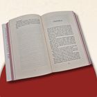 Zwei Seiten eines Buches, rechte Seite mit Titel "CHAPTER 22", Texte in Absätzen, Buchrücken links, auf rotem Hintergrund.