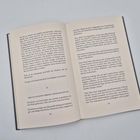 Seite 28: "DER FLUSS KENNT BEREITS SEINE RICHTUNG", Seite 29: Text über Kunst, Authentizität und Frida Kahlo. Beiges Buch.