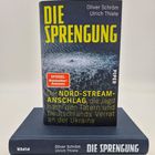 Buchtitel: "Die Sprengung". Autoren: Oliver Schröm, Ulrich Thiele. Hintergrund: Wasserexplosion. Buch liegt auf.