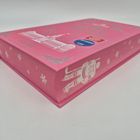 Weiße Motive und Schneeflocken auf einem rosa Buch; Illustration eines Eishockeyspielers und eines Gebäudes.