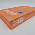 Ein orangefarbenes Buch mit stilisierten weißen Zeichnungen und dem Datum 2019 auf dem Buchrücken.