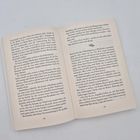 Seiten 148 und 149 eines aufgeschlagenen Buches mit Text. Buch liegt auf einer weißen Oberfläche.