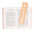 Seitenzahl "27", Ausschnitt eines Buches mit Text über eine Fanfare und Prinzessin Tandarella, orangenes Lesezeichen mit Schlüsselmotiv.