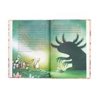 Links spricht ein Hase mit einer Tiergruppe in einem Buch. Rechts ein großer Schatten eines Wesens im Wasser.