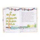 Textseite eines Buches, dekorative Gartenszene mit Baum und Pflanzen. Bunte Lichterkette oben.