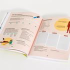 Das Bild zeigt ein geöffnetes Fitness-Tagebuch mit Texten wie "Dein Sporttagebuch", eine Schritt-für-Schritt-Anleitung und Platz für Fotos.