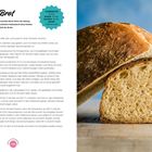 "No-Knead-Brot" Rezept mit Zutatenliste und Zubereitungsschritten. Rechts ein Foto von einem frisch gebackenen Brotlaib.